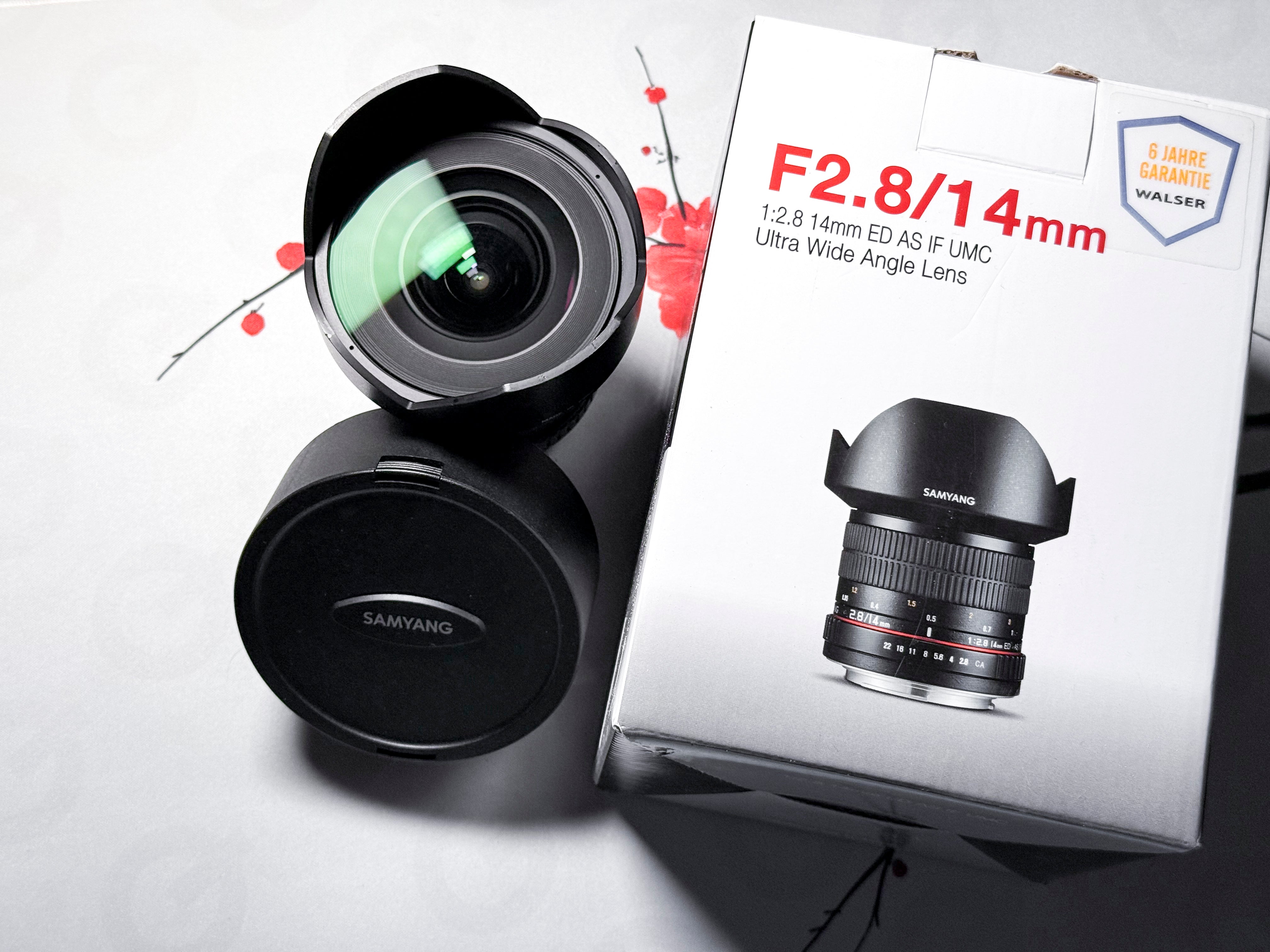 Samyang 14mm f/2.8 Ultra-wideangle lens for Canon EF EOS - Mint, Warranty