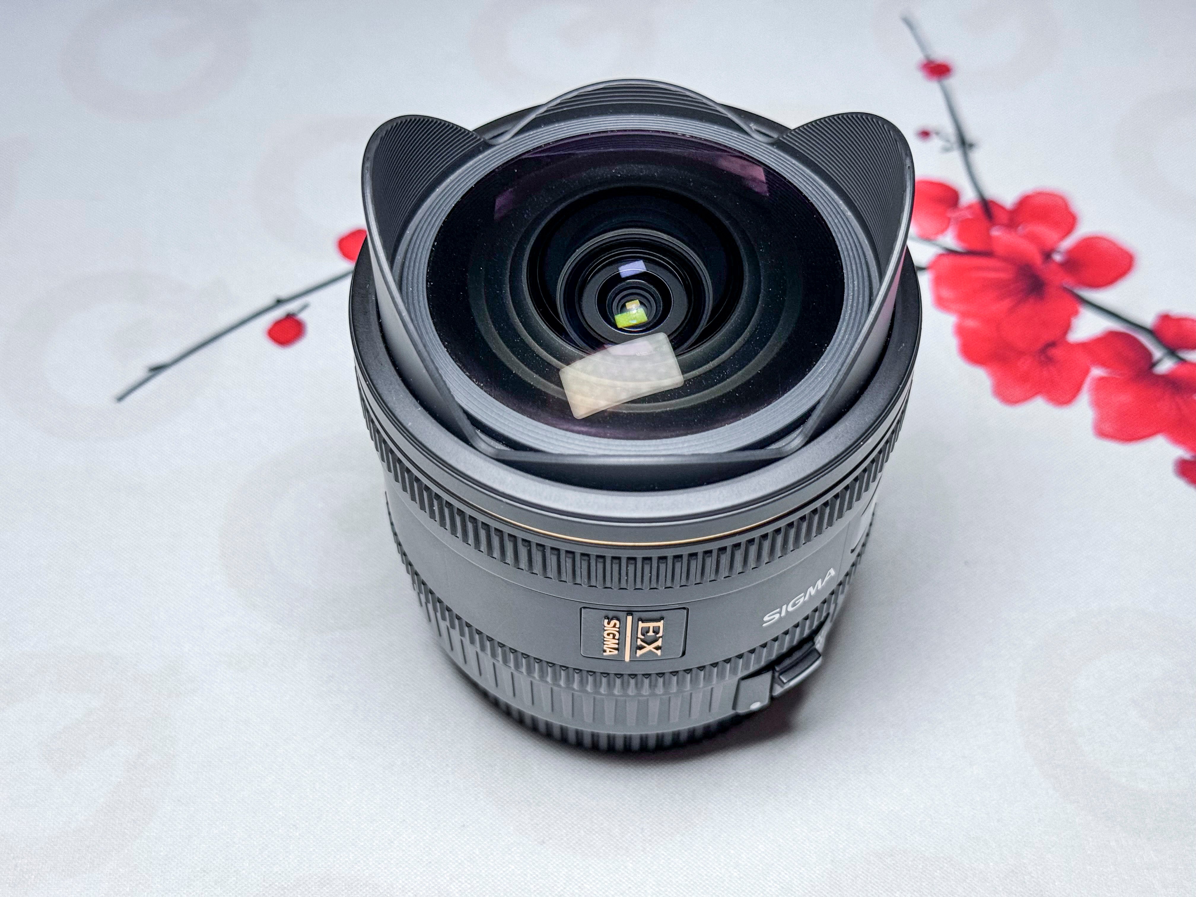 Sigma 10mm f/2.8 DC Fisheye HSM Lens for Canon EF - Near Mint